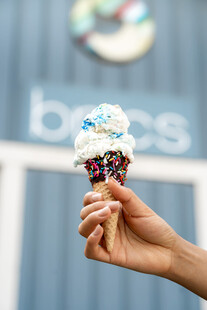 手持多彩冰淇淋特写