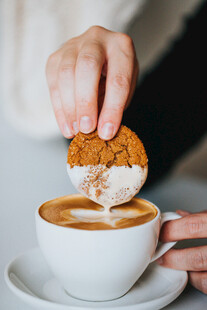 手蘸饼干入咖啡瞬间