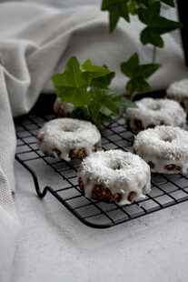 糖粉覆盖的美味自制甜甜圈