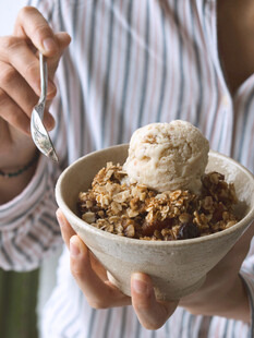 手持碗中美味冰淇淋与谷物