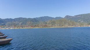 宁静湖畔小船与远山景色