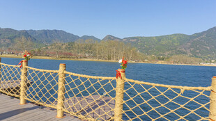 湖畔围栏美景