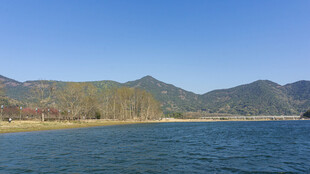 湖畔青山美景