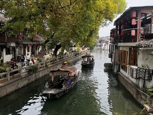 江南水乡河道中的乌篷船