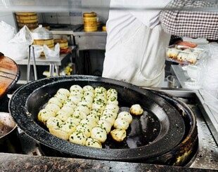 锅中烹饪的生煎