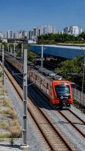 城市铁轨上行驶的橙色列车