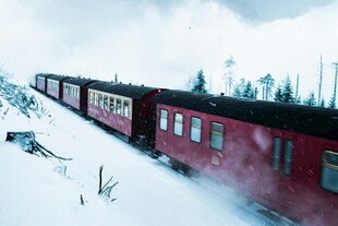 雪中山间行驶的红色列车
