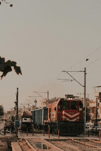 铁轨上的橙色火车