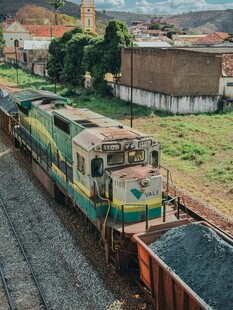 铁路上的彩色火车与货车
