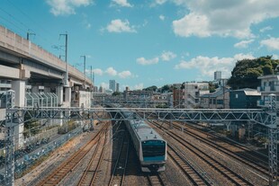 铁轨上行驶的一列火车