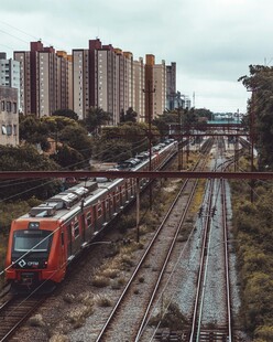 城市铁轨上的行驶列车