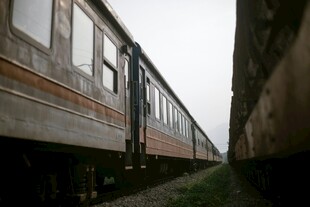老旧列车与相邻建筑场景