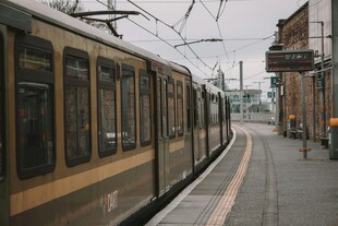 城市街道旁停靠的有轨电车
