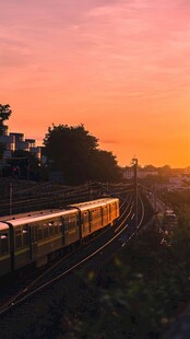 夕阳下的铁轨列车