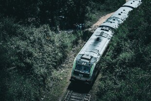 蜿蜒铁轨上的行驶列车