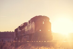 夕阳下行驶的火车