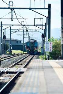 火车站台旁的行驶列车