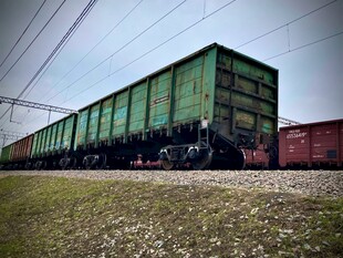 铁轨上的绿色货运列车