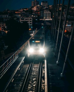 夜间行驶的城市轨道列车
