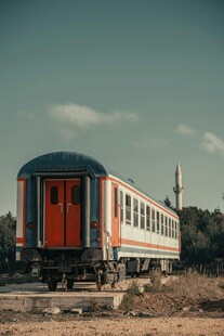 复古火车停在空旷之地
