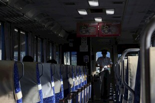 公交车内部座椅及空间景象
