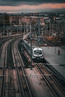城市铁轨上的行驶列车