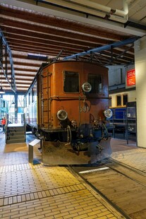 室内展示的复古蒸汽火车头