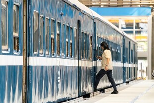 女孩在老式列车旁行走