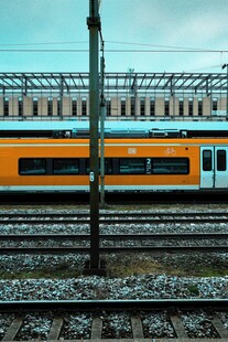 铁轨上的橙黄色现代列车