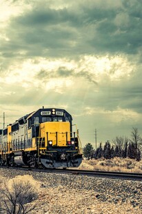 行驶在旷野的黄色货运列车