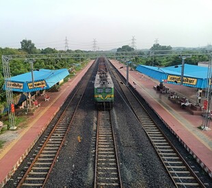 火车站台的绿皮火车