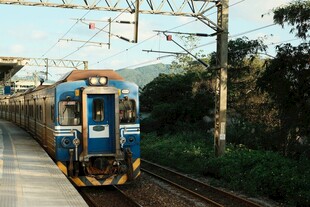 蓝黄相间列车行驶在轨道