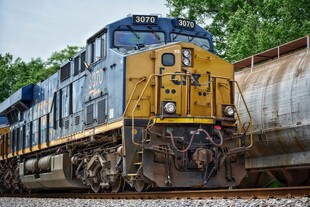 蓝色黄色相间的货运火车