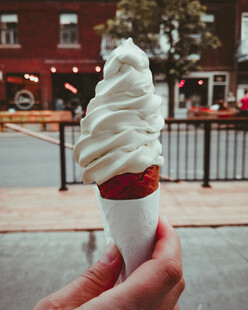 手持美味冰淇淋甜筒