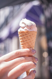 手持甜筒冰淇淋特写