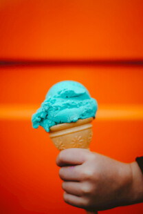 手持蓝冰淇淋甜筒