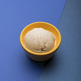 黄色碗中的美味冰淇淋