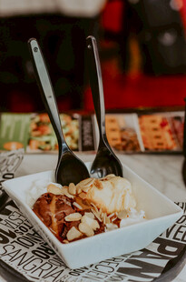 美味盒装餐食搭配餐具