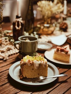 美味甜点摆放在温馨餐桌