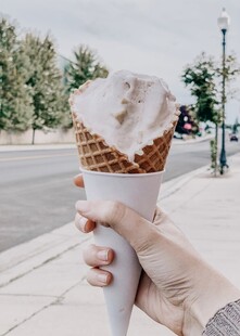 手持美味冰淇淋街头瞬间