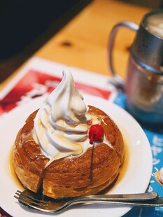 美味泡芙配奶油与鲜果