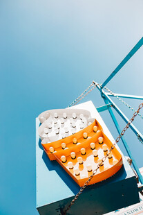 户外放置的橙色白色药盒