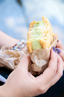 手拿美味多彩糕点