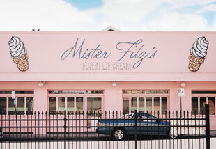 粉色冰淇淋店外观