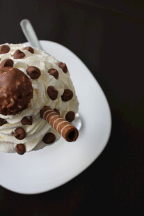 巧克力冰淇淋甜点特写