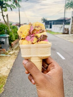 手持美味冰淇淋