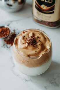 美味分层咖啡饮品