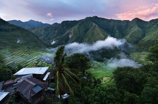 山间晨景