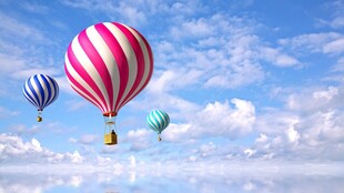 天空中多彩热气球飞翔