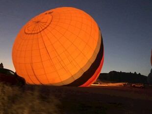 夜幕下的橙色热气球